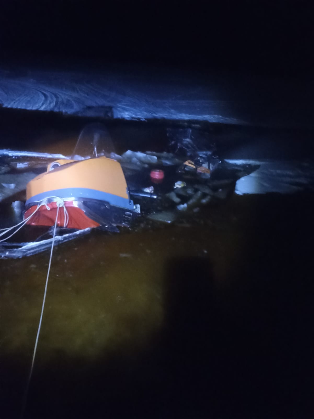 Сотрудники «Онежского Поморья» отогрели рыбаков, которые чуть не утонули в Унской Губе - фото 1