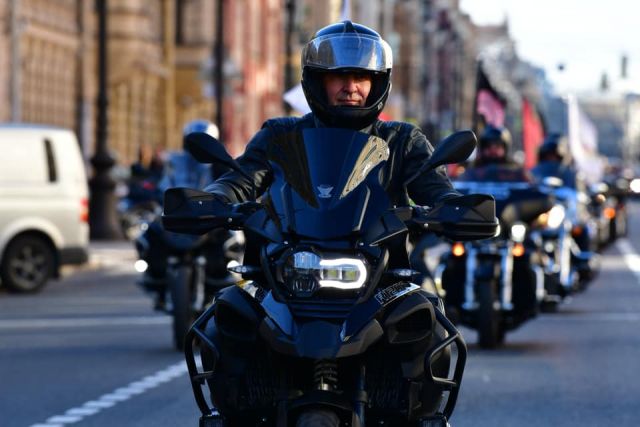 По традиции мотоциклисты Санкт-Петербурга дважды в год обязательно встречаются на Дворцовой площади - фото 8
